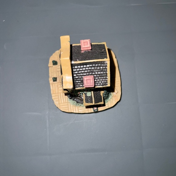 Miniature Cox's Furniture Building Figurine - Picture 6 of 7